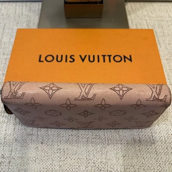 Louis Vuitton Pink Jasmin Mahina Leather Zip Around Wallet - Picture 6 of 12